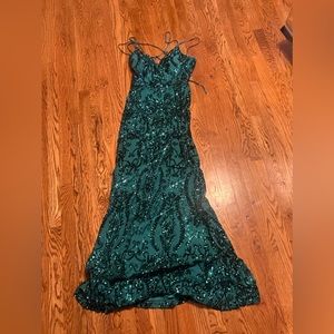 Emerald green prom dress with a strappy back size 7/8